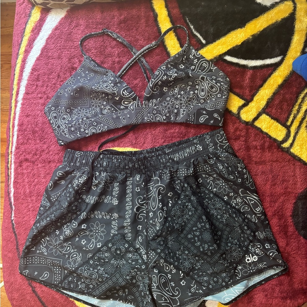 Alo Yoga Black and Grey Bandana Set.